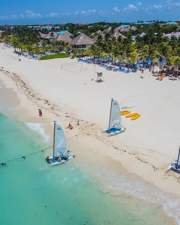 Vista aérea de la playa con catamaranes y kayaks