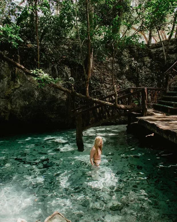 Cenote de aguas cristalinas rodeado de selva cerca de Playa del Carmen
