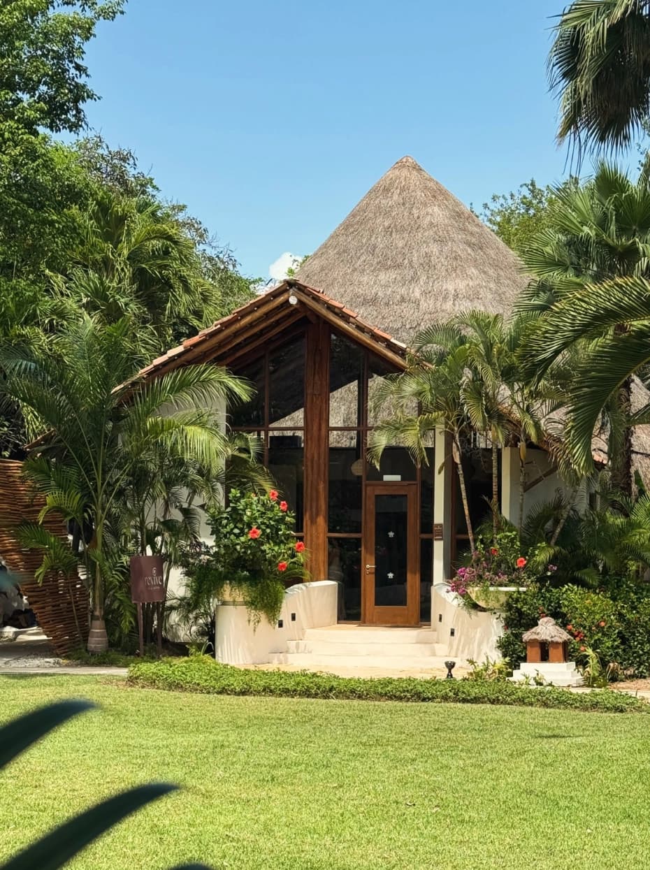 Entrada del spa Revive rodeada de vegetación en Mahekal Beach Resort